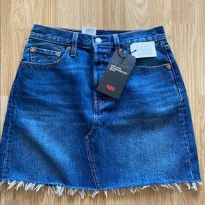 Levi’s  high rise deconstructed skirt size 28